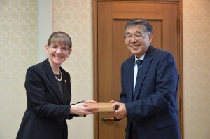 JoEllen Gorg, Principal Officer of Consulate General of the United States Sapporo receives a commemorative gift from Wake Vice President  
