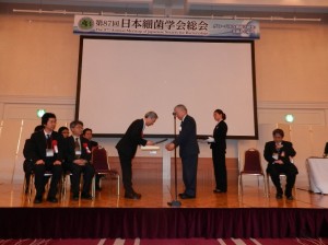 Prof. Nakane receives the award