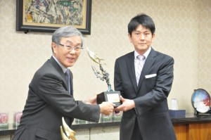 The President Sato hands the award to a recipient