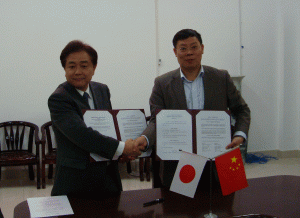 Masatoshi YAMADA, Ph.D., Professor and Director of IREM (left) and Liezun CHEN, Ph.D., Professor and Director of DPEI (right) at the ceremony