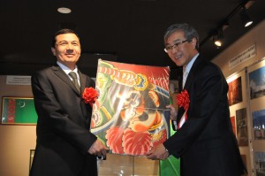 the ambassador Gurbanmamet Eliasov receives a commemorative gift, Nepta picture from the President of Hirosaki University Sato