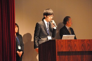 A Hirosaki University student presents his research