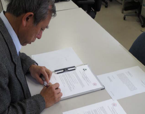 HIGAKI Daisuke, Director of The Shirakami Institute for Environmental Sciences signs the agreement