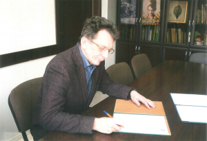 Pavel V. Krestov, Director of Botanical Garden-Institute Far Eastern Branch Russian Academiy of Scienced signs the agreement