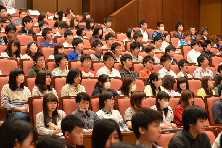 熱心に講演を聞く学生達