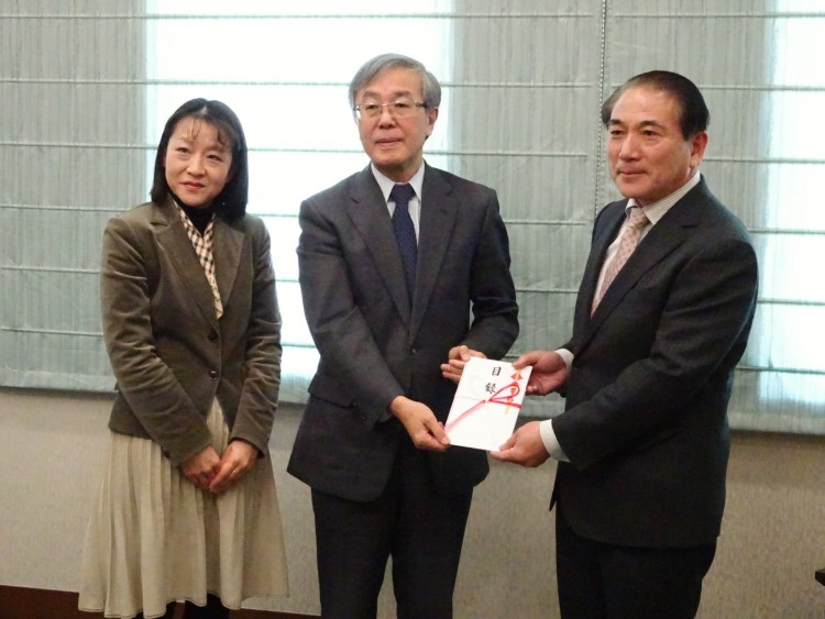 郡附属図書館長（左），佐藤学長（中）に目録を贈呈する工藤サンライズ産業㈱代表取締役