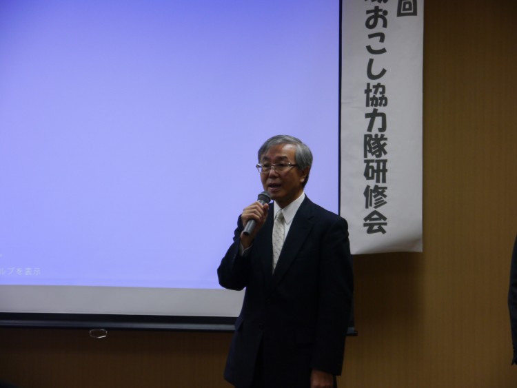 開催の挨拶をする佐藤学長