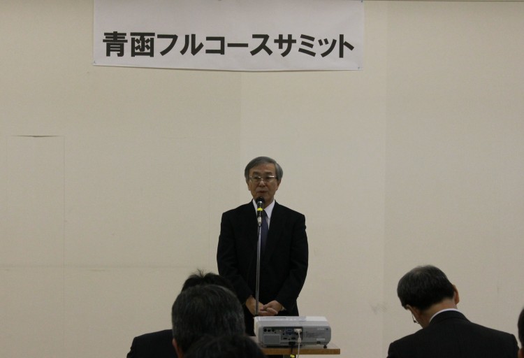 挨拶を述べる佐藤弘前大学長