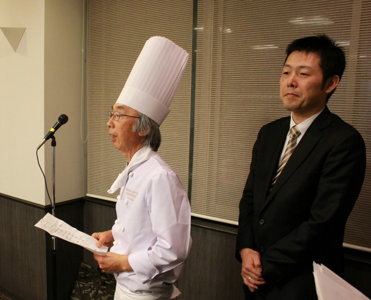 料理説明をする吉田教頭（左），野又校長（右）