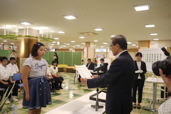 佐藤学長から表彰を受ける小学生