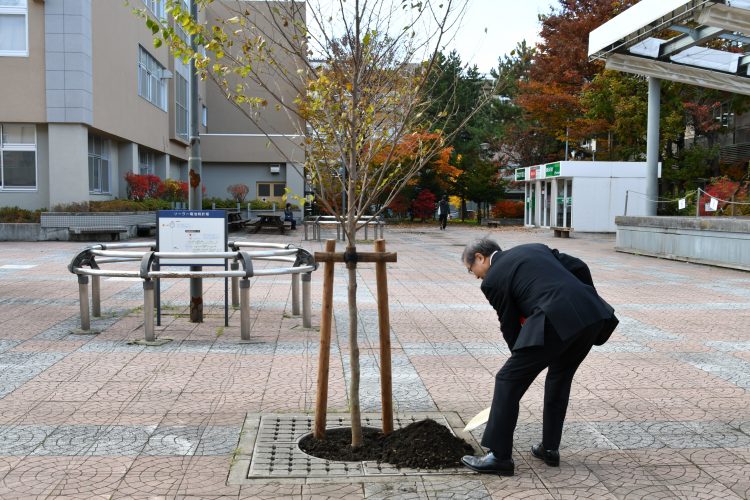 植樹する佐藤学長