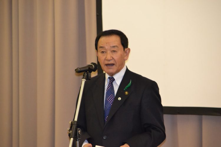 挨拶する長尾平川市長