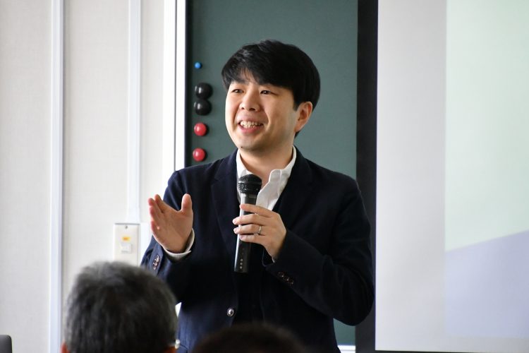 講演する伊藤氏