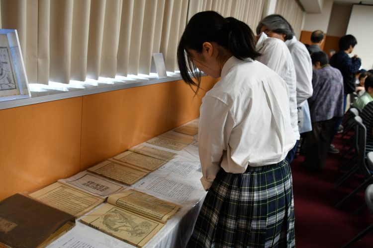 展示を見学する高校生