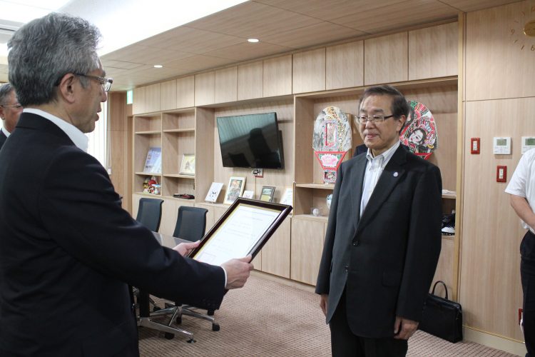 認定証を授与される佐藤学長