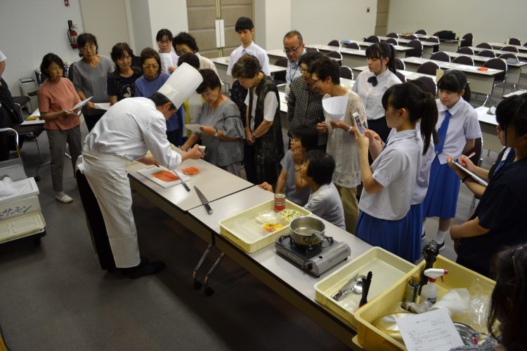 調理実演をする木村洋食料理長