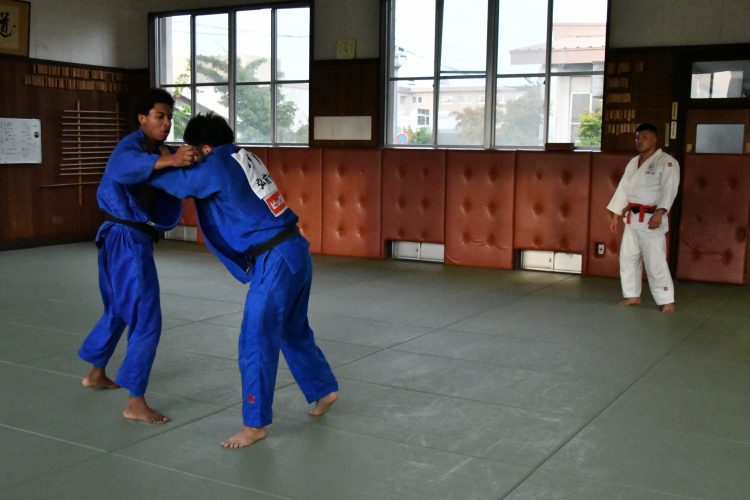 実戦形式での練習をするガビン・モゴパ選手と指導する村上瑠希也さん