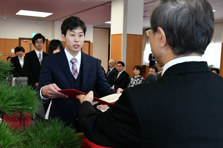 学位記を授与される学生