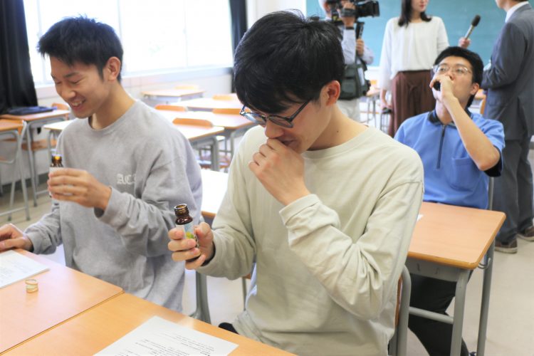 試飲する学生