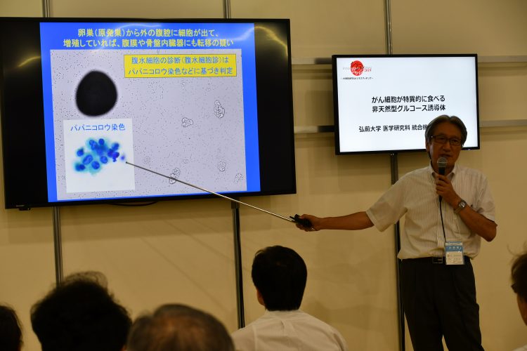 ショートプレゼンテーションする山田先生