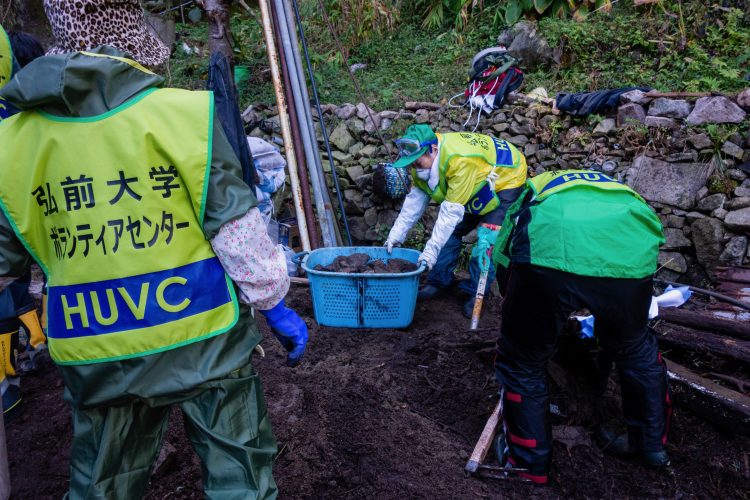 民家周辺の土砂及び瓦礫の撤去作業