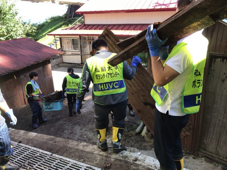 民家周辺の土砂及び瓦礫の撤去作業