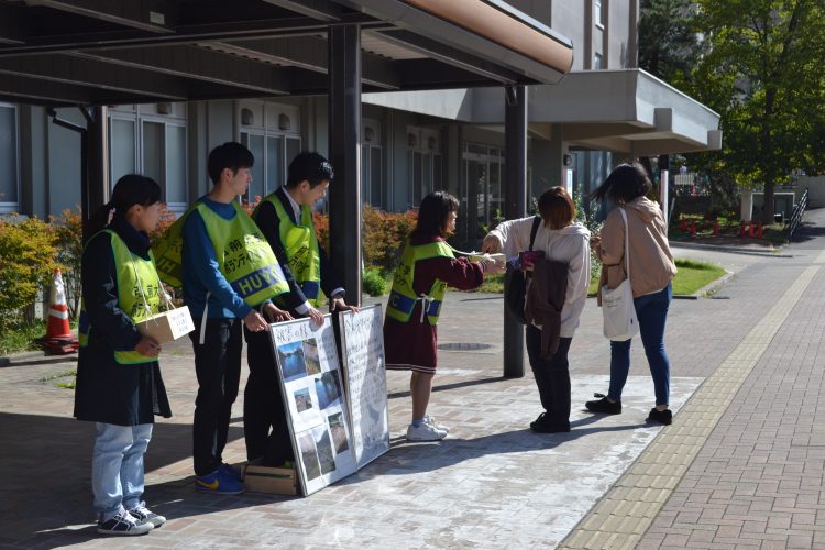 大学会館前での募金活動の様子