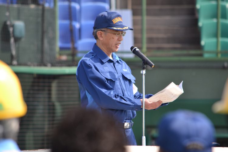 統監（櫻田弘前市長）講評と閉会式の様子