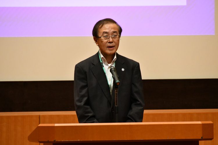 開会の挨拶をする佐藤学長