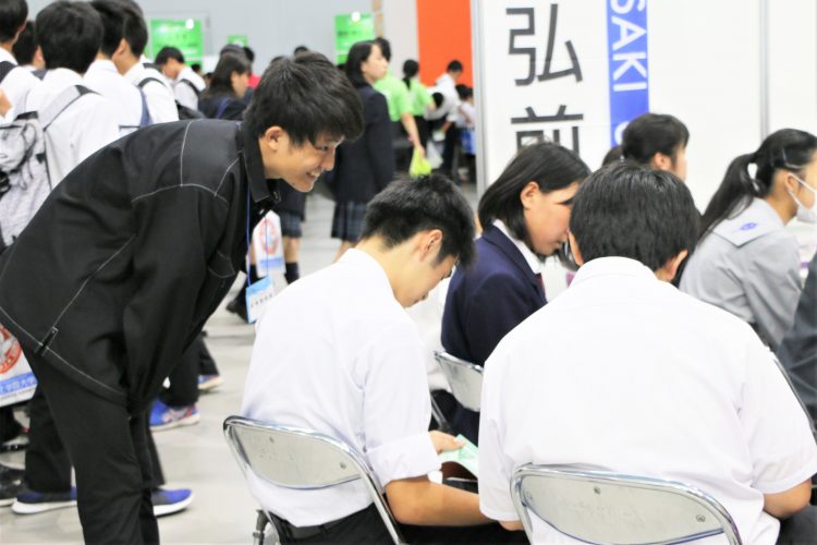 質問に答える弘大Hub'sの学生