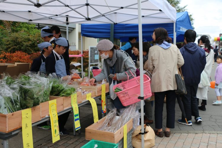 特別支援学校生徒による野菜の販売