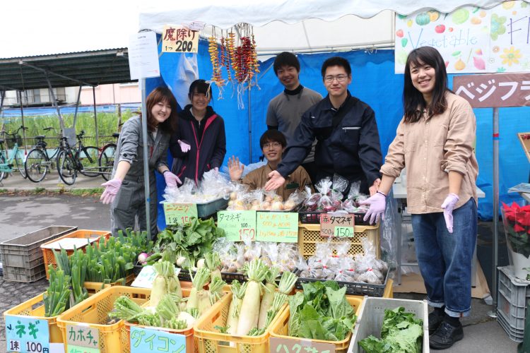 野菜を販売する模擬店