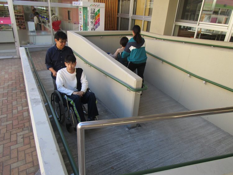 車椅子の操作と移動介助体験