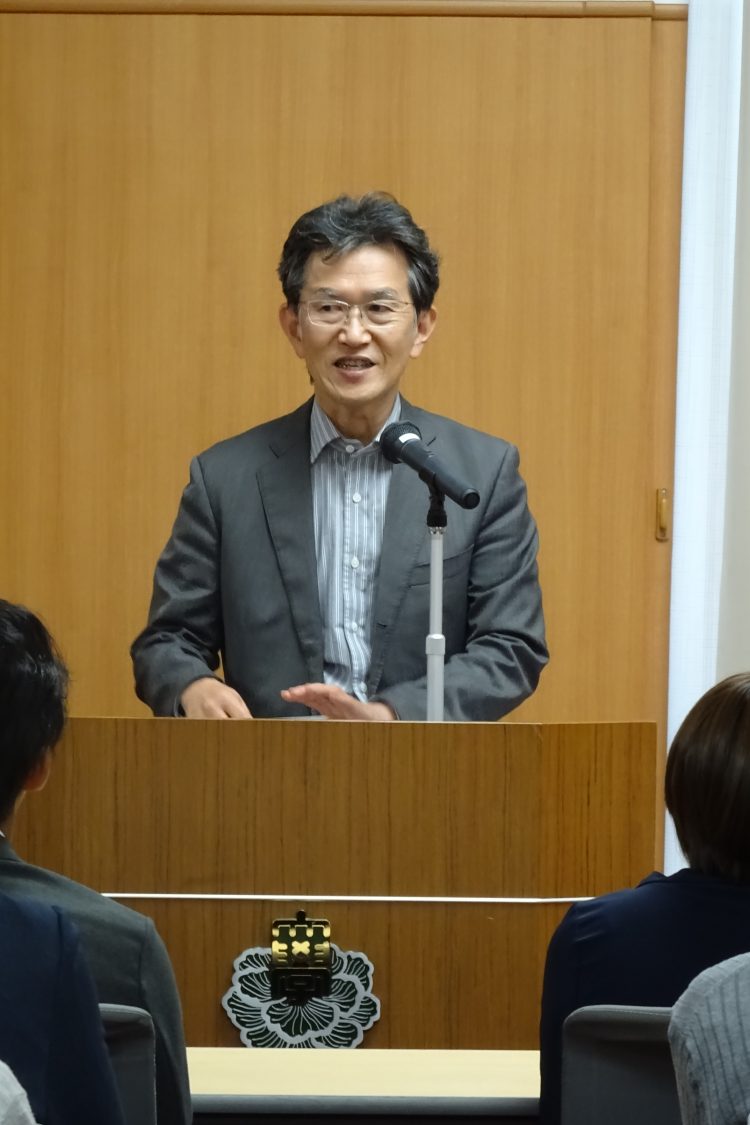 閉講式で挨拶を行う弘前大学渡邊総務担当理事