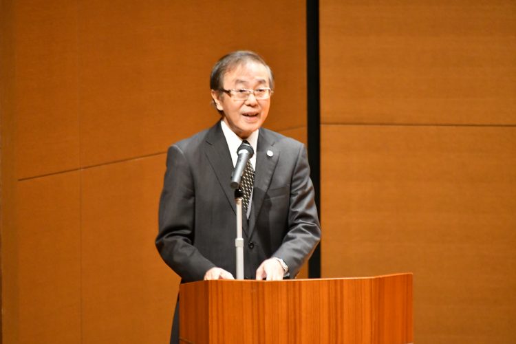 挨拶をする佐藤学長