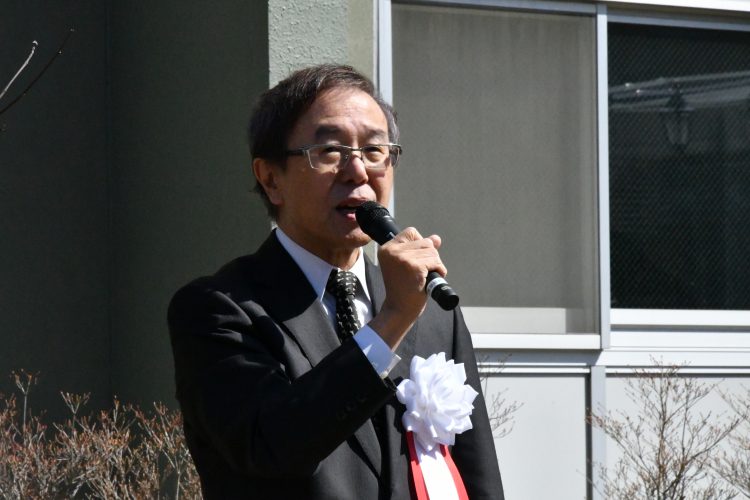 挨拶する佐藤学長