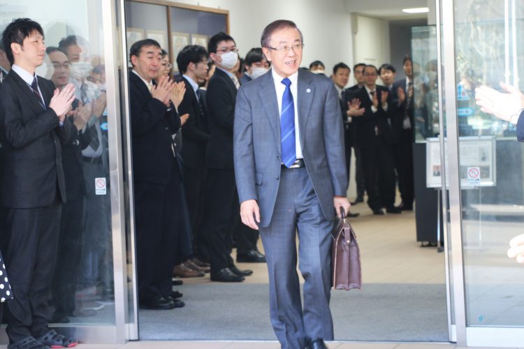 多くの教職員に見送られる佐藤学長