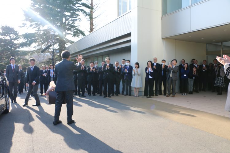 多くの教職員に見送られる佐藤学長