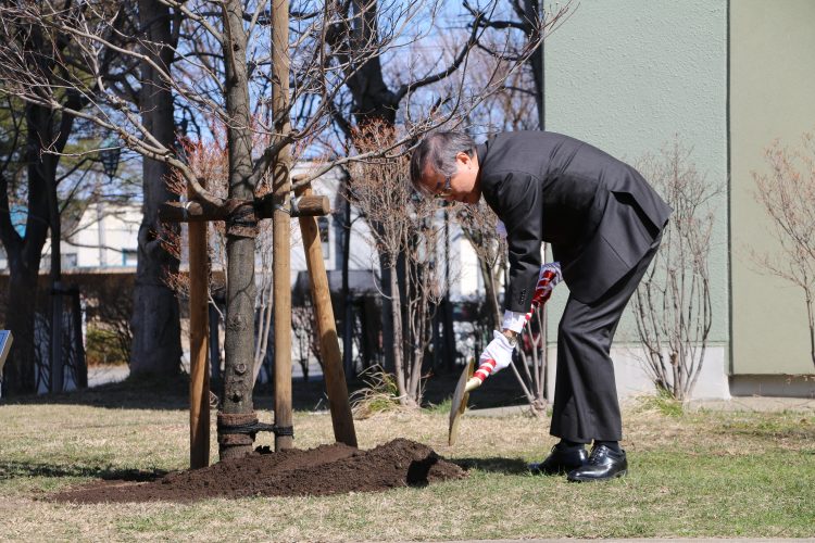 植樹する佐藤学長