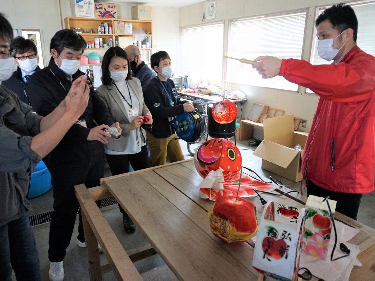 制作した金魚ねぷたやりんご燈篭のお披露目（「紙漉の里」）。本プロジェクトは津軽藩ねぷた村や弘前市公園緑地課とも連携して活動しています。