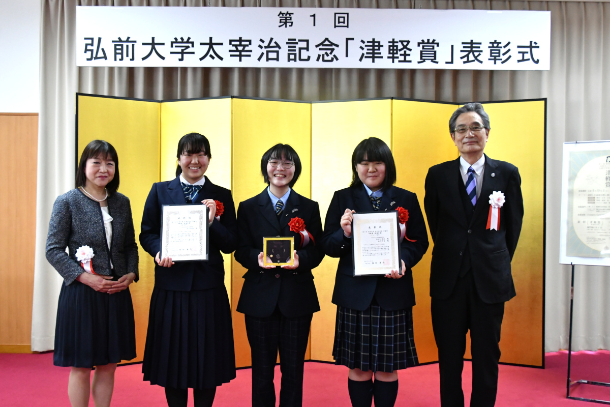 左から郡理事（審査委員長）、石川さん、髙田さん、髙﨑さん、福田学長