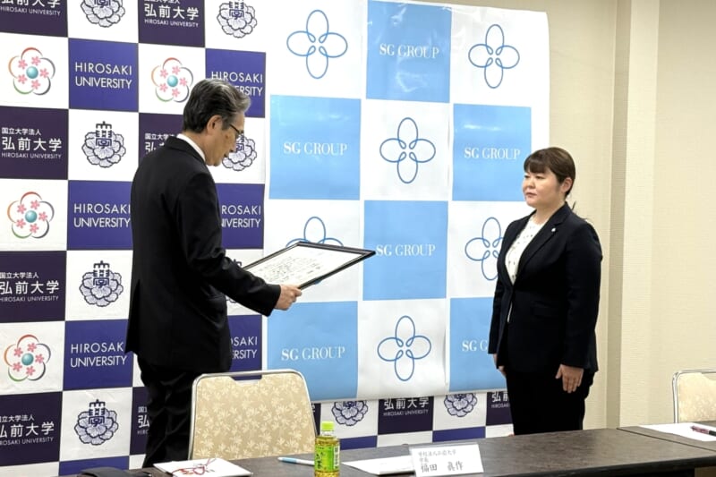 感謝状を読み上げる福田学長