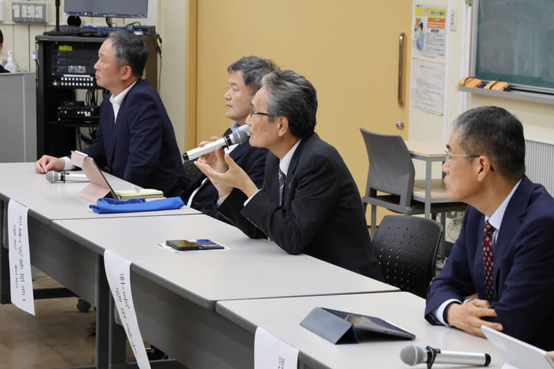 岡崎理事・藤波理事、福田学長、曽我理事（本町キャンパス）