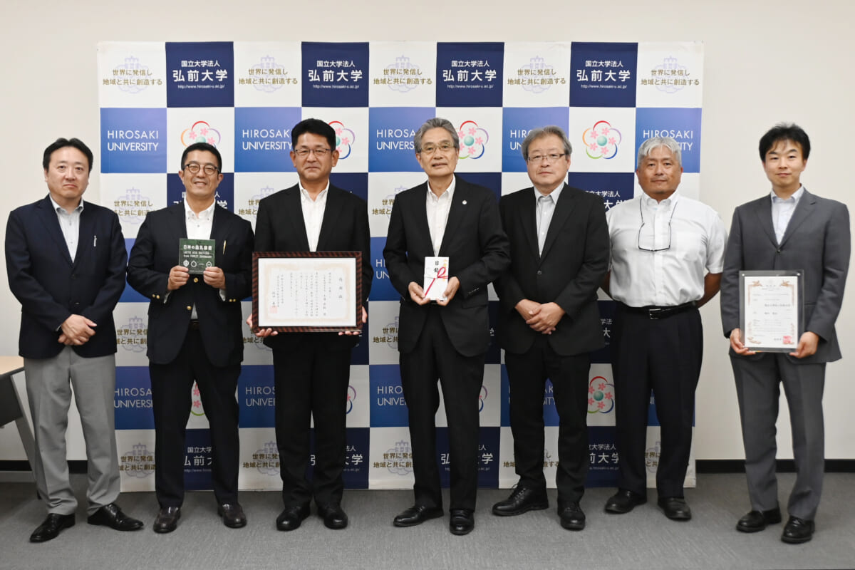 （左から）株式会社工藤パン 平井氏、株式会社ラビプレ 三浦氏、株式会社工藤パン 工藤会長、弘前大学 福田学長、農学生命科学部 東学部長、白神自然環境研究センター中村教授、農学生命科学部 前多准教授