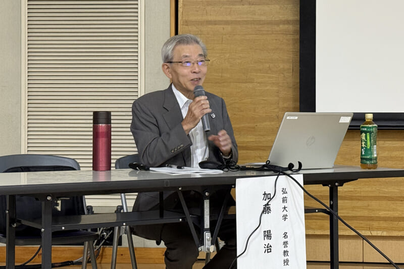 講義をする加藤名誉教授