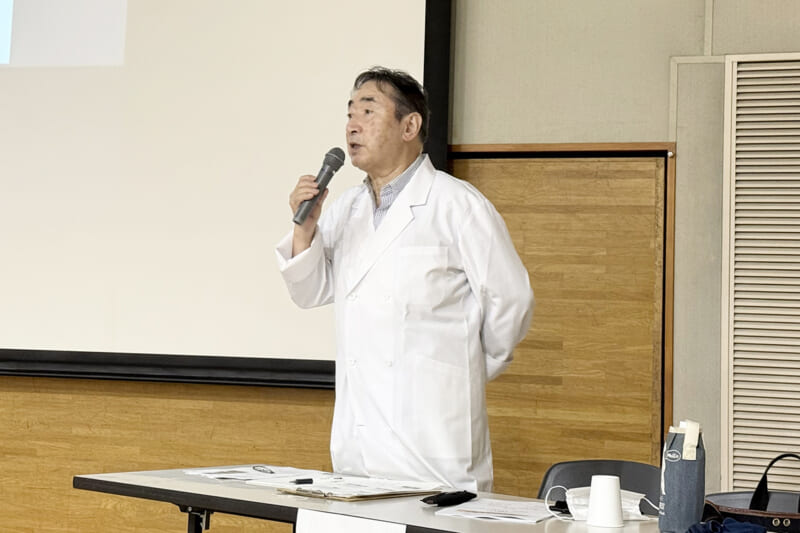 レシピ説明をする料理研究家の坂本氏