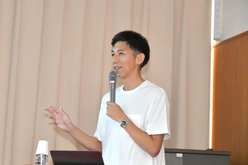 講演する山本知也むつ市長