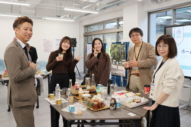 世代を越え同じ学部の先輩・後輩の1コマ