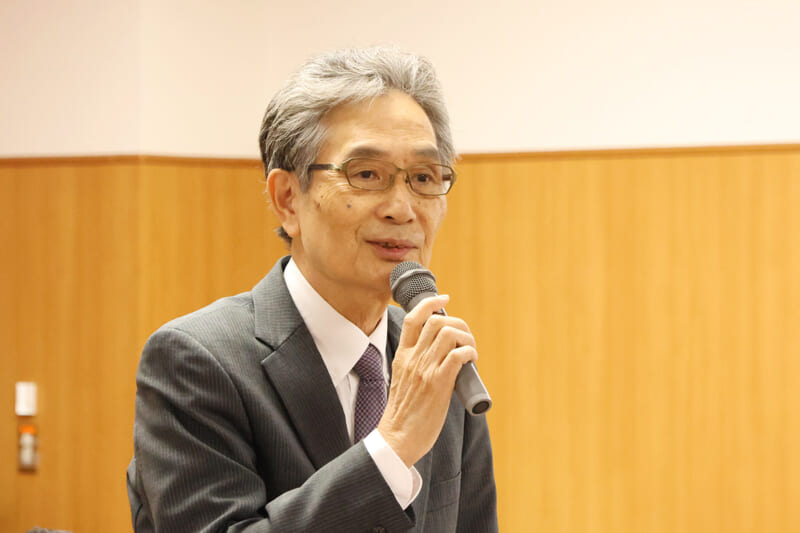 挨拶する福田学長