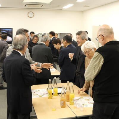 弘大うまれのリンゴジュースを試飲しながら歓談する様子